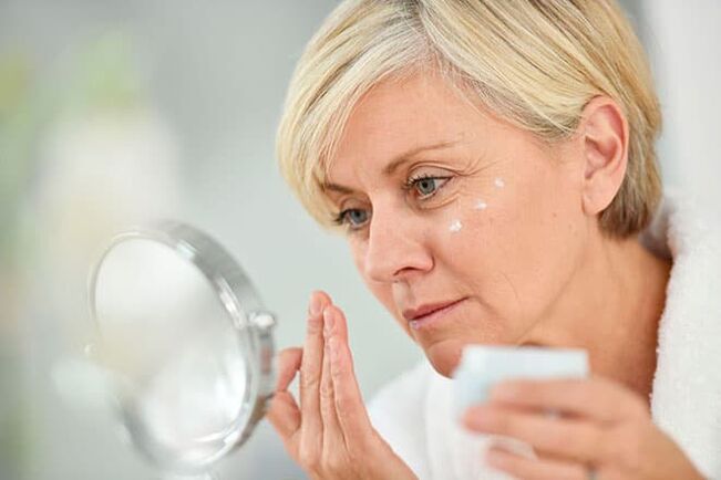 Aplicación matutina de un humectante facial etiquetado como 50+