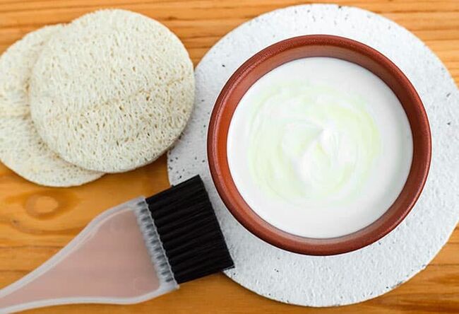 Mascarilla de levadura de crema agria que suaviza las arrugas