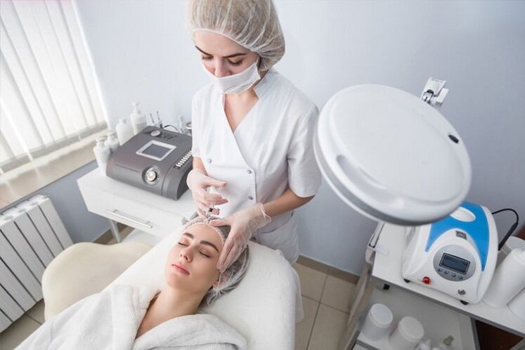 Rejuvenecimiento de la piel facial en un salón de belleza.