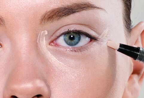 Es mejor eliminar las arrugas debajo de los ojos que cubrirlas con cosméticos. 