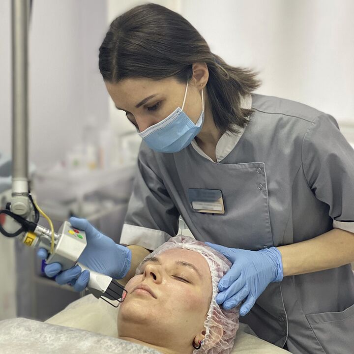 Una esteticista realiza un rejuvenecimiento facial fraccionado con láser